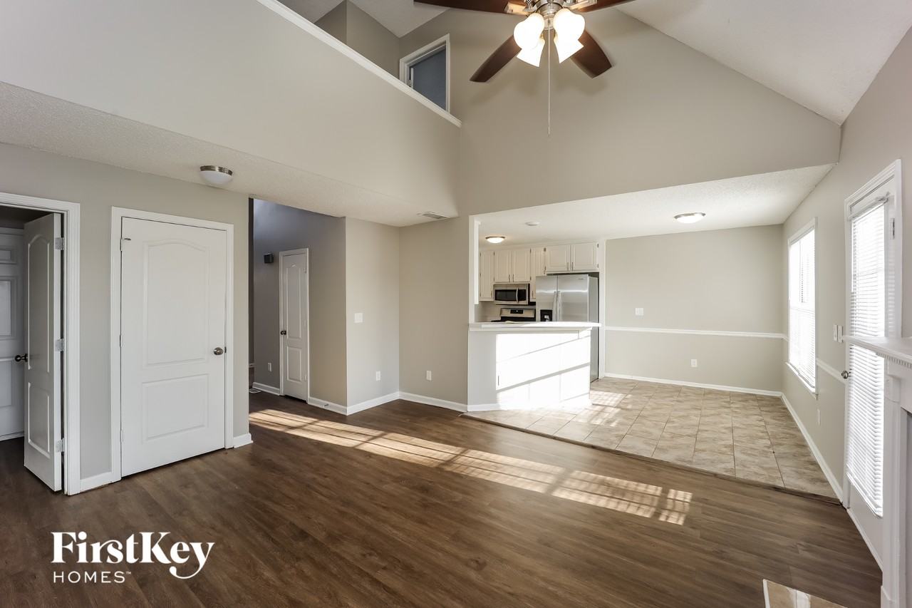 1127 Forest Gln - Photo 4 of 15