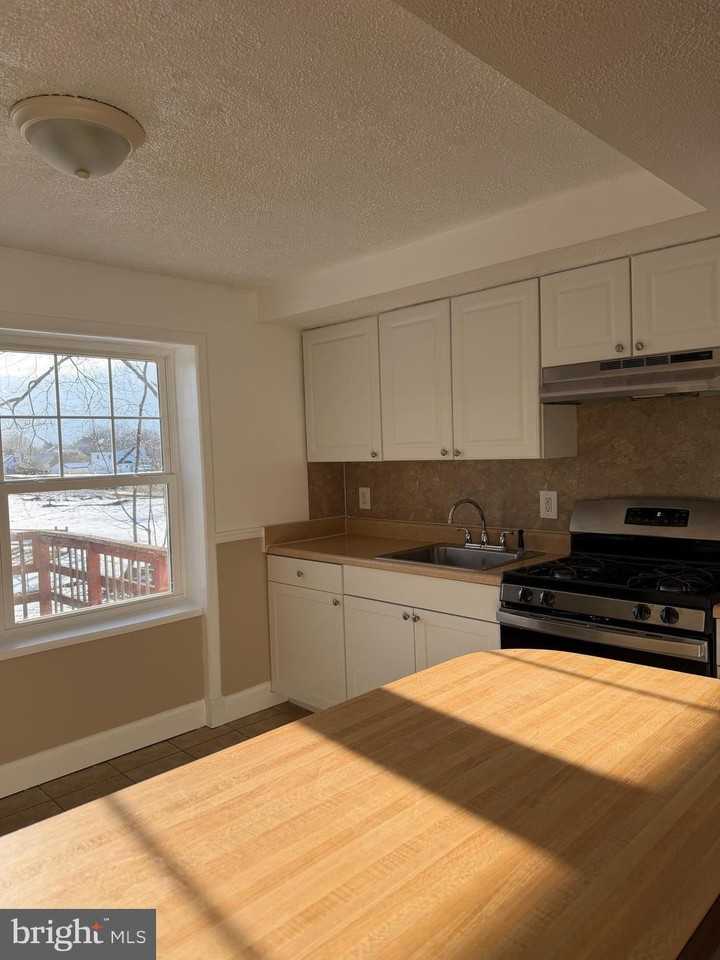 973 S Olden Ave 2nd Fl - Photo 2 of 16