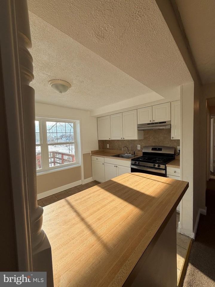 973 S Olden Ave 2nd Fl - Photo 3 of 16