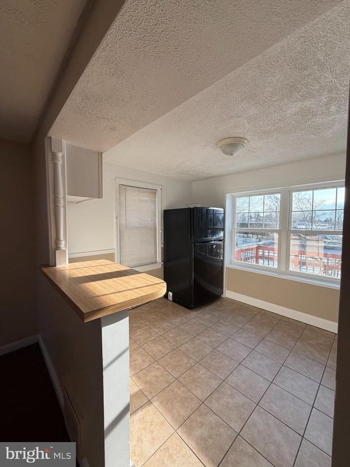 973 S Olden Ave 2nd Fl - Photo 4 of 16