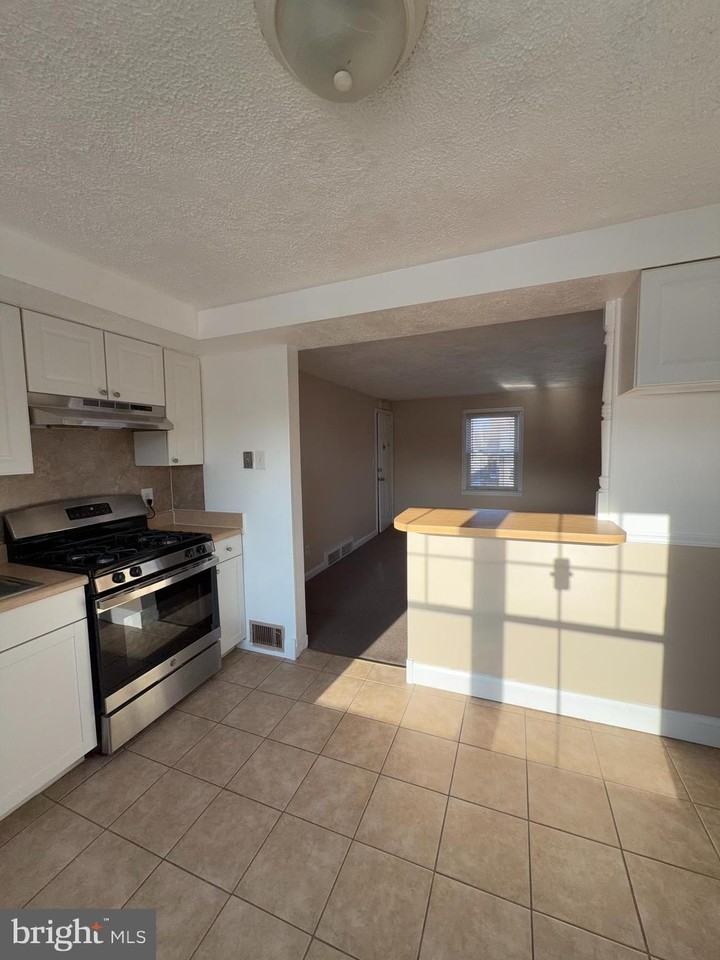 973 S Olden Ave 2nd Fl - Photo 6 of 16