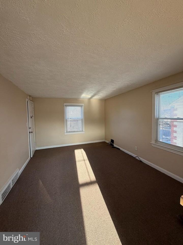 973 S Olden Ave 2nd Fl - Photo 7 of 16