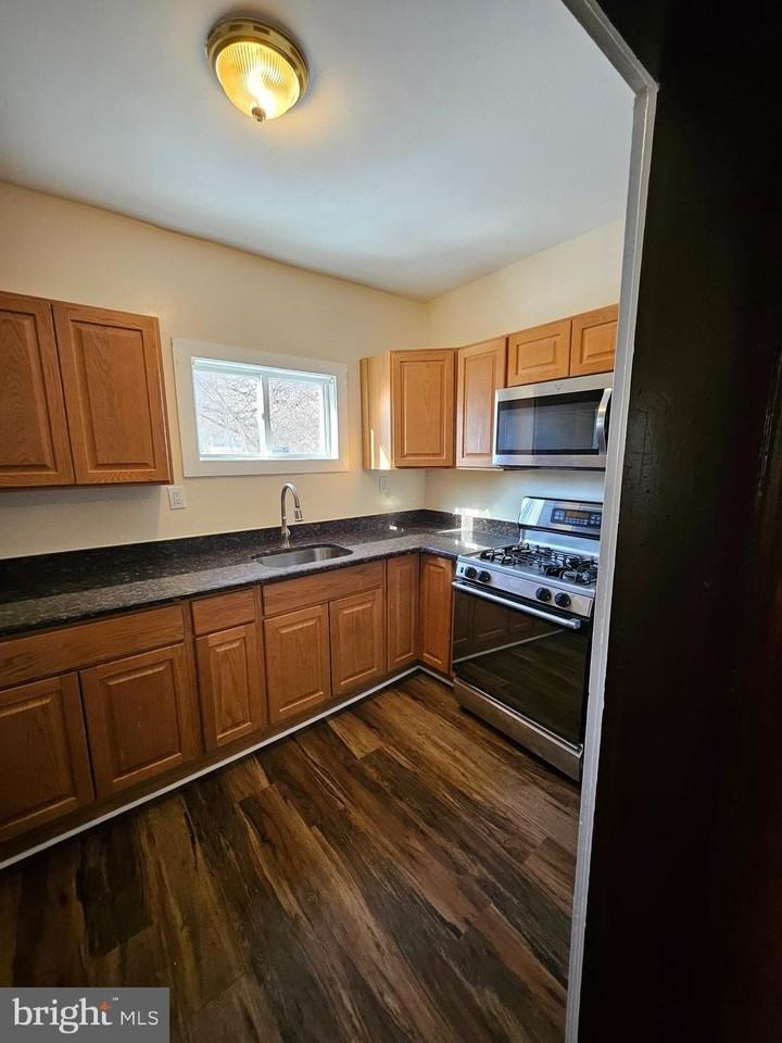 219 Woodlawn Ave - Photo 6 of 8