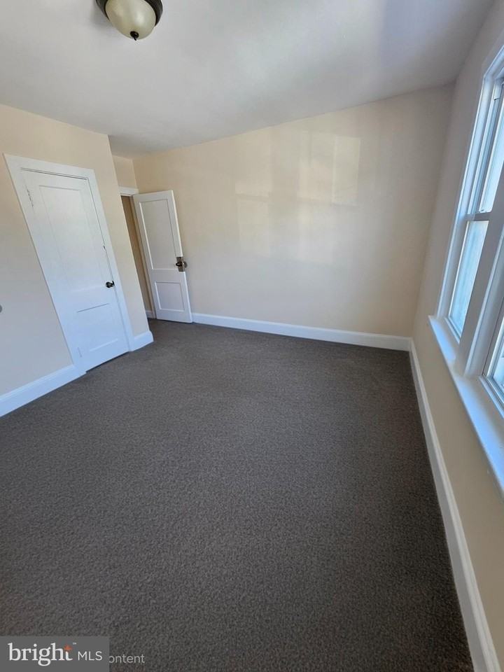 219 Woodlawn Ave - Photo 7 of 8