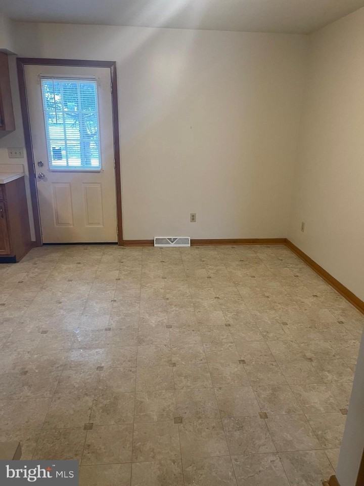 14 Colonial Dr - Photo 4 of 17