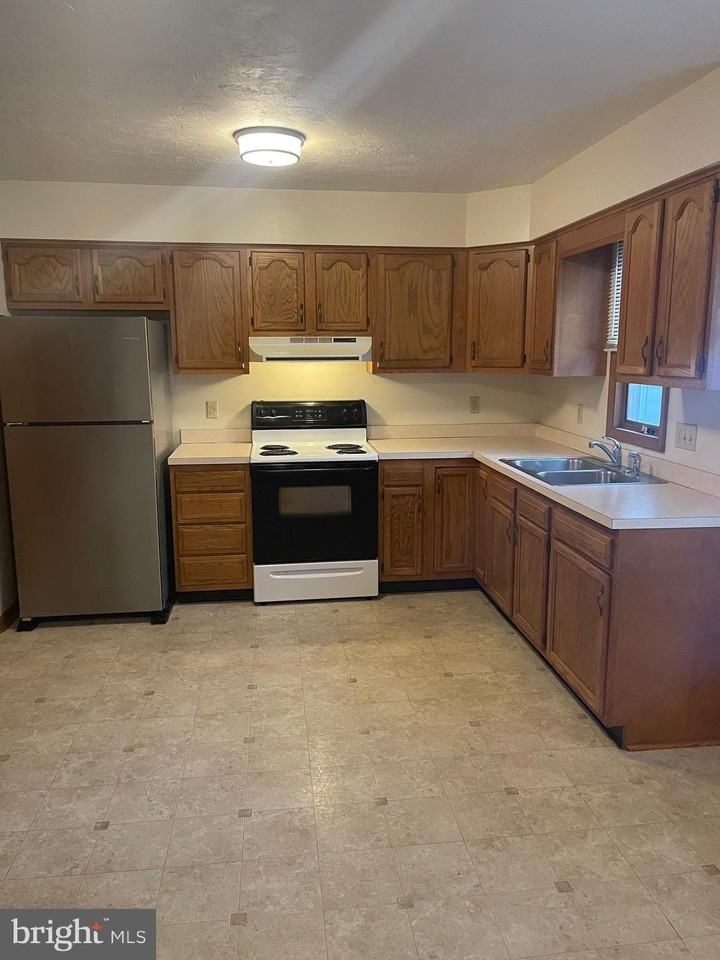 14 Colonial Dr - Photo 5 of 17