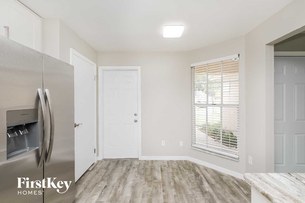 1033 Hardwood Dr - Photo 4 of 15