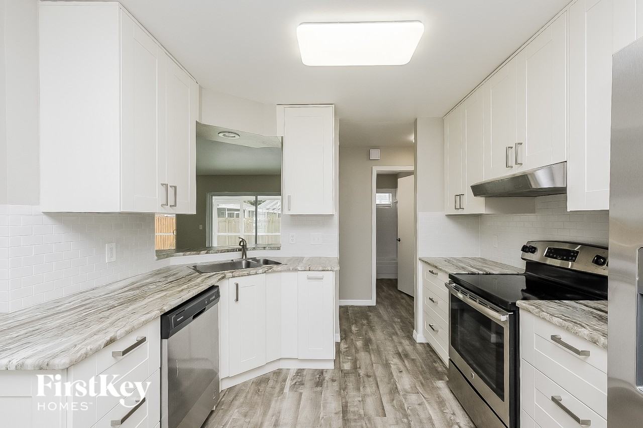 1033 Hardwood Dr - Photo 5 of 15