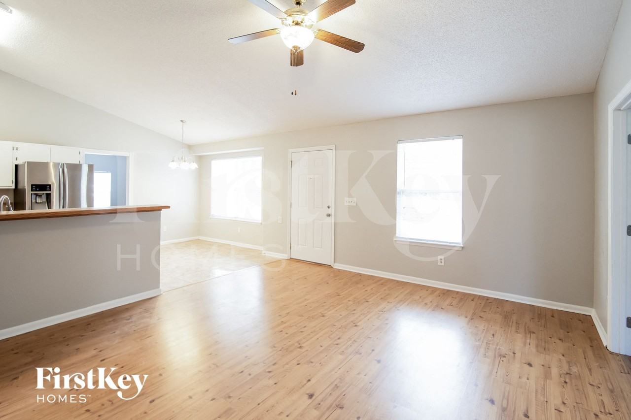 131 Lancashire Rd - Photo 2 of 15