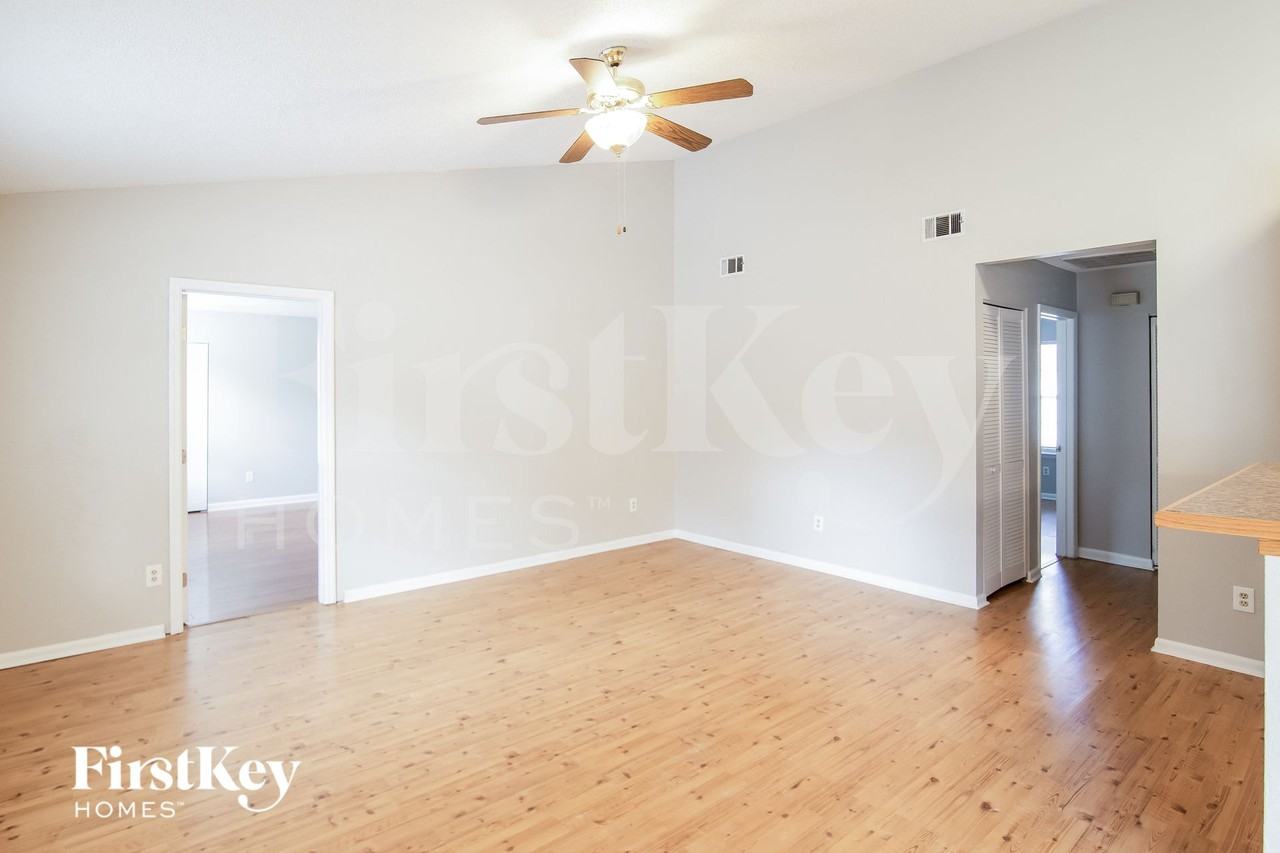 131 Lancashire Rd - Photo 3 of 15