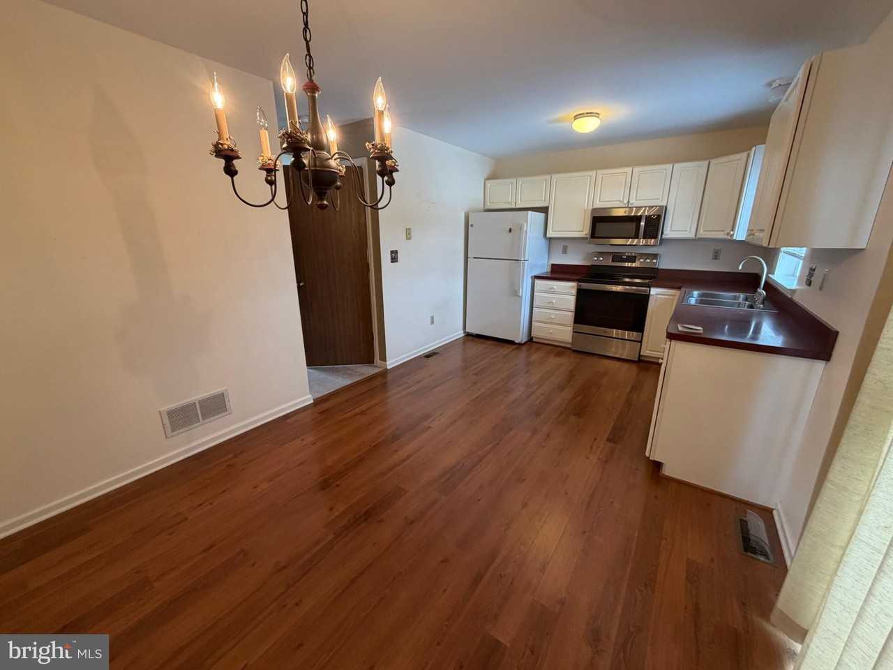 1111 Hampden Dr - Photo 5 of 18