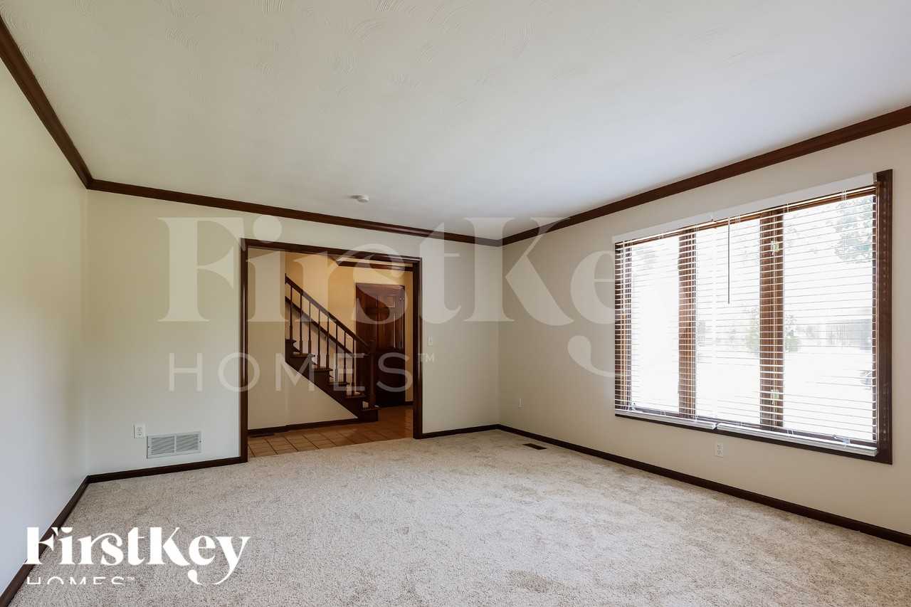 581 Brightstone Dr - Photo 3 of 18