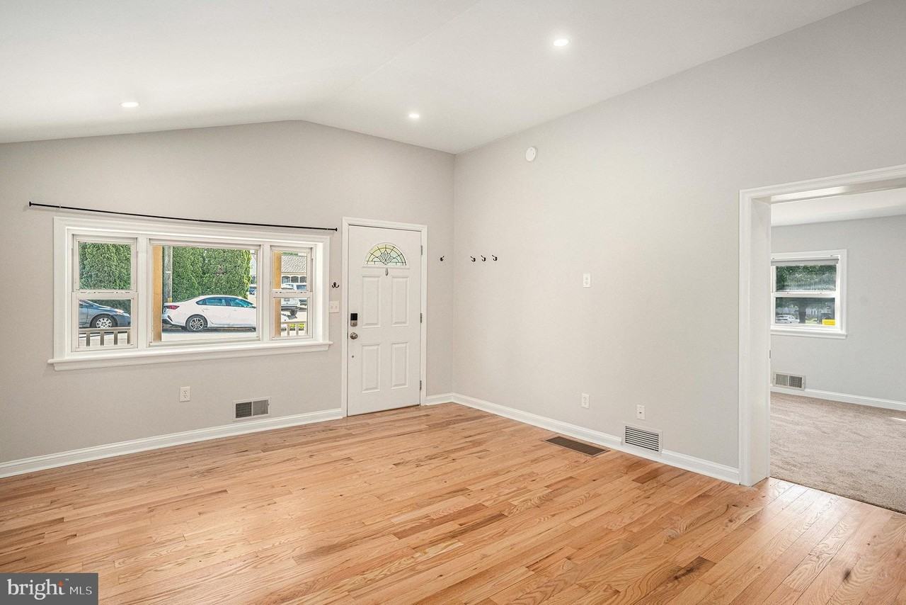 235 Roberts Ave - Photo 3 of 28