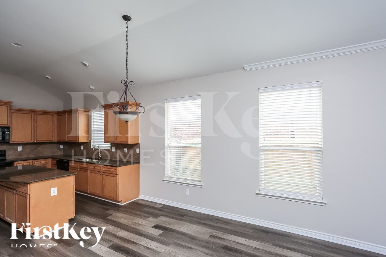 905 Sheryn Dr - Photo 5 of 19