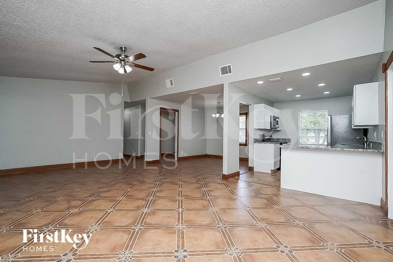 818 Black Knight Dr - Photo 3 of 15