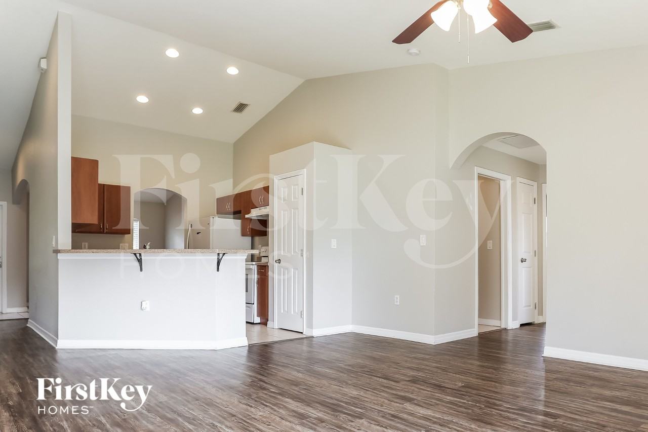 2637 Lacroix Ave - Photo 3 of 15