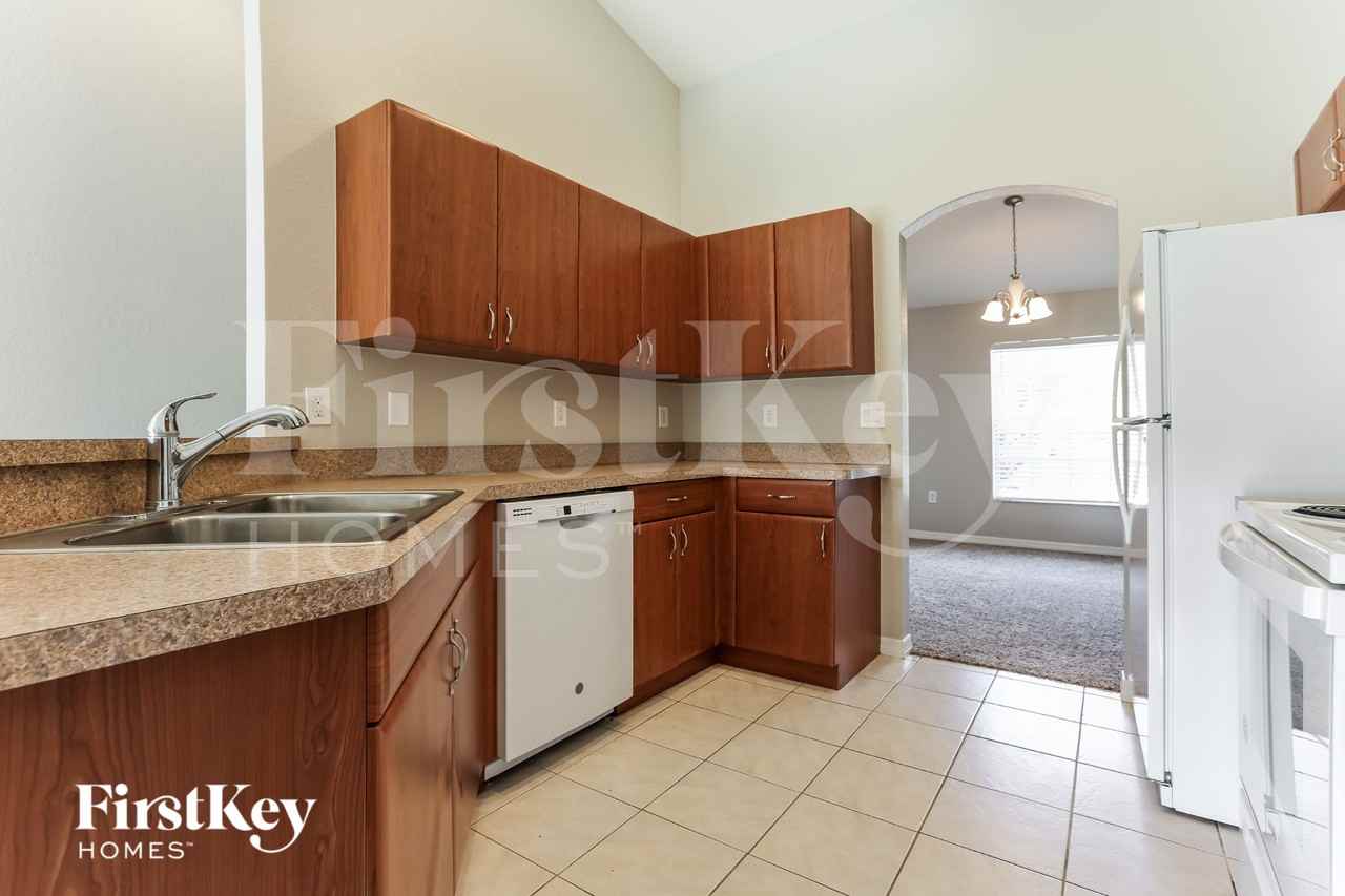 2637 Lacroix Ave - Photo 5 of 15