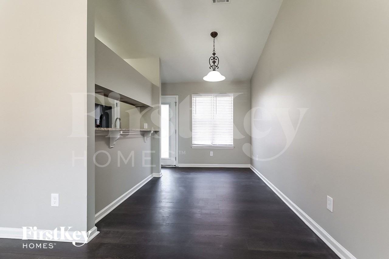 1061 Park Creek Cir - Photo 3 of 15