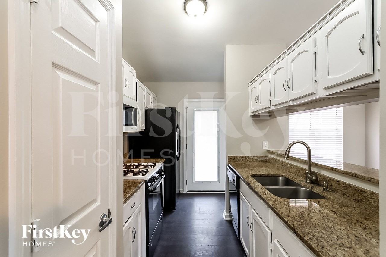 1061 Park Creek Cir - Photo 4 of 15