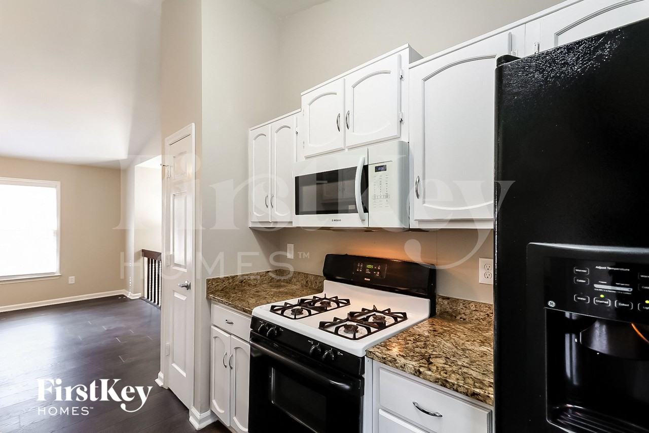 1061 Park Creek Cir - Photo 5 of 15