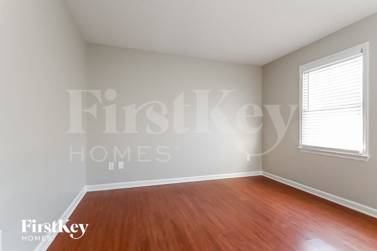 1061 Park Creek Cir - Photo 6 of 15