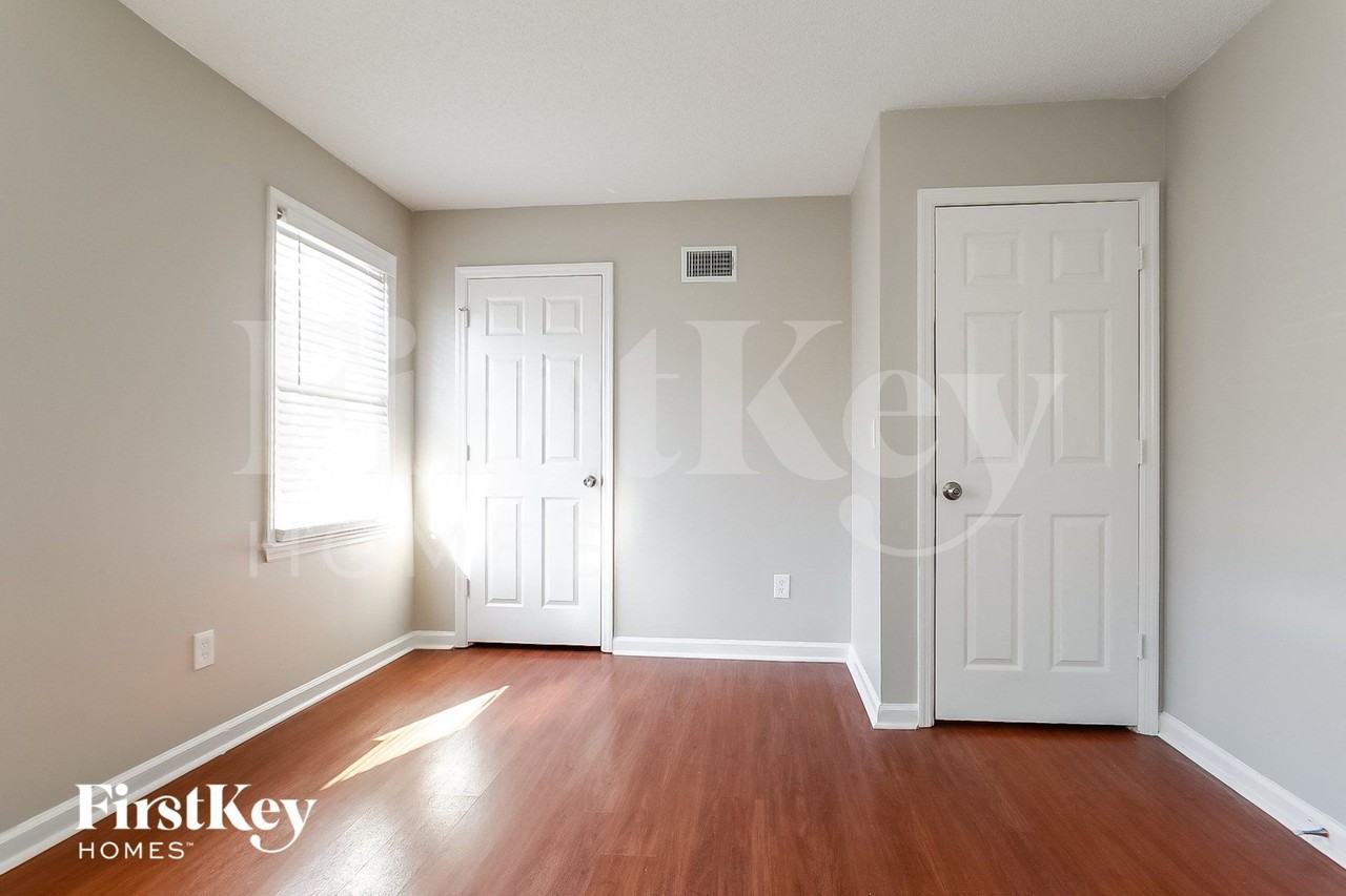 1061 Park Creek Cir - Photo 7 of 15