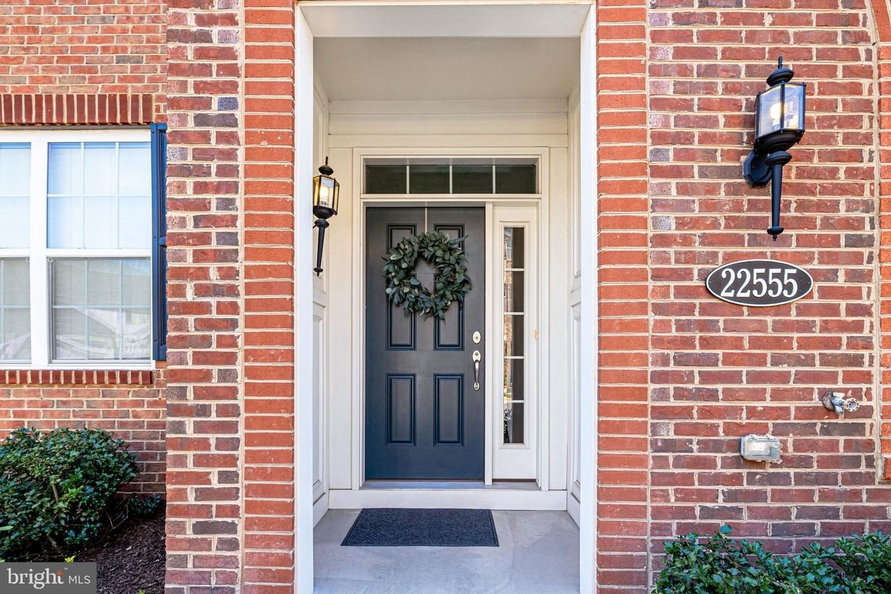 22555 Cambridgeport Sq - Photo 3 of 50