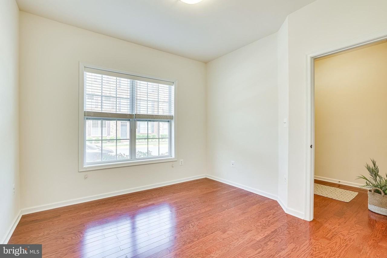 22555 Cambridgeport Sq - Photo 6 of 50