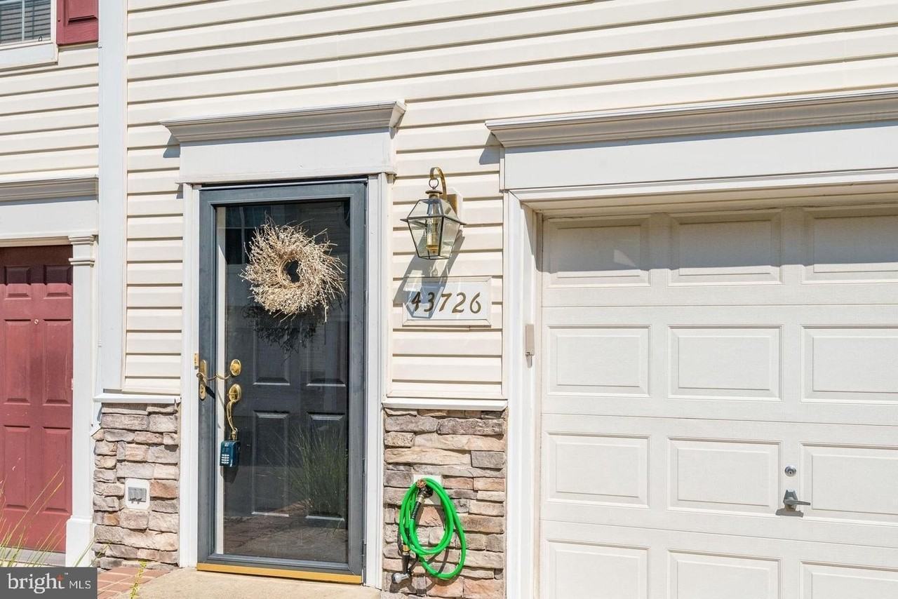 43726 Clear Lake Sq - Photo 3 of 36