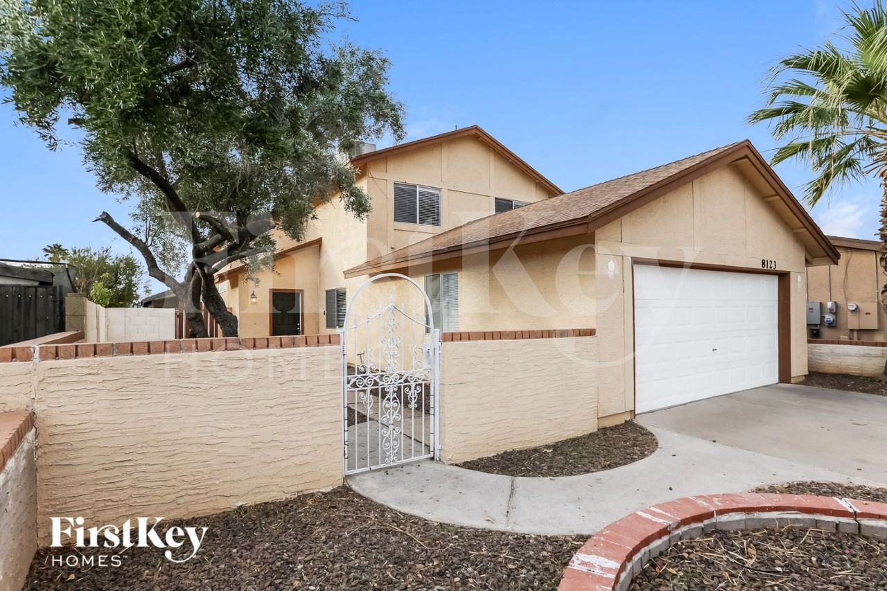 8123 W Shangri La Rd - Photo 2 of 15