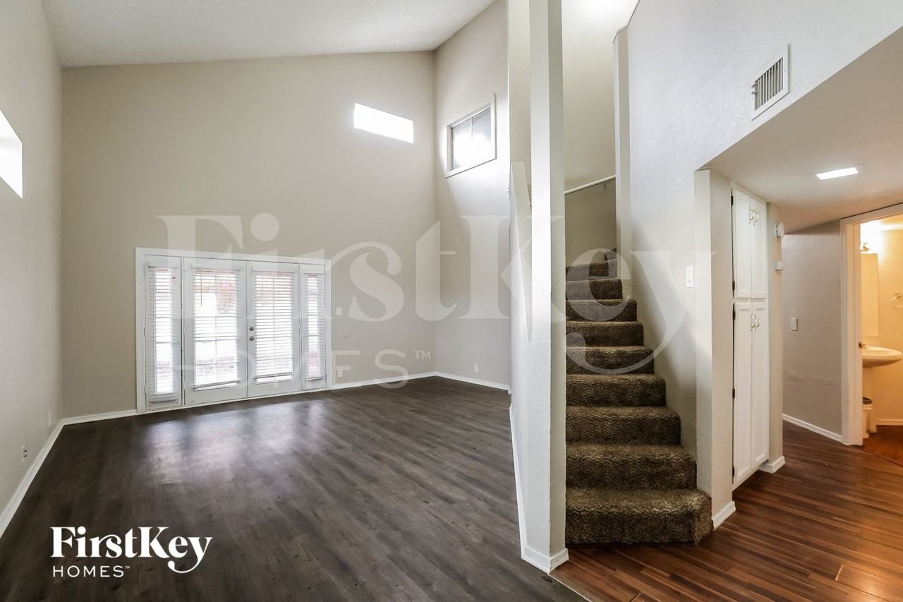 8123 W Shangri La Rd - Photo 3 of 15