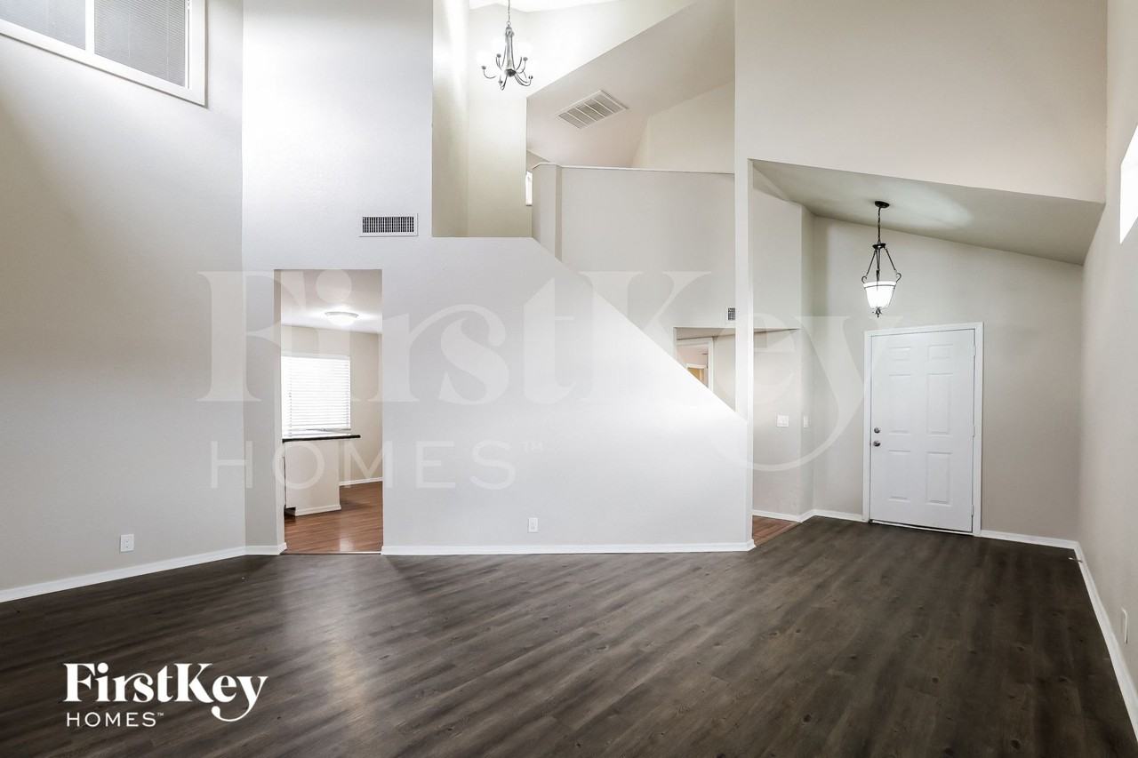 8123 W Shangri La Rd - Photo 4 of 15