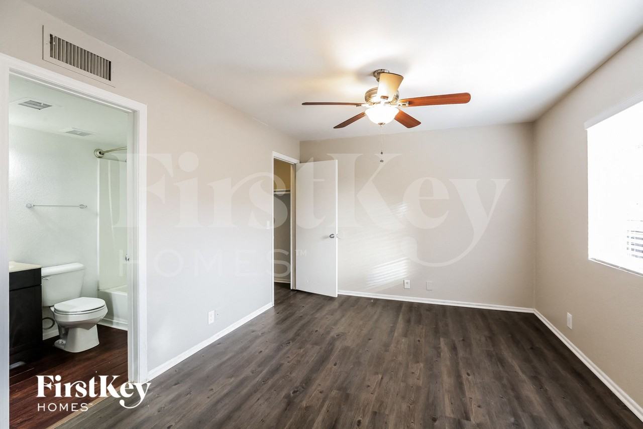 8123 W Shangri La Rd - Photo 6 of 15