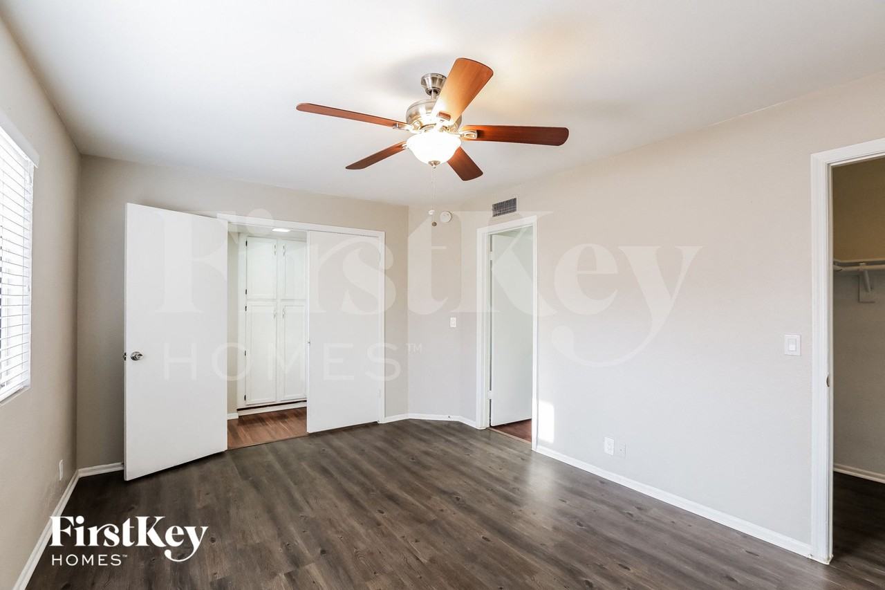 8123 W Shangri La Rd - Photo 7 of 15