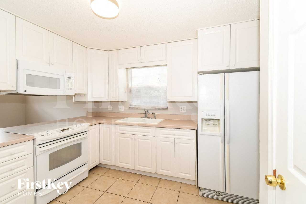 8102 Birds Foot Ln - Photo 4 of 15