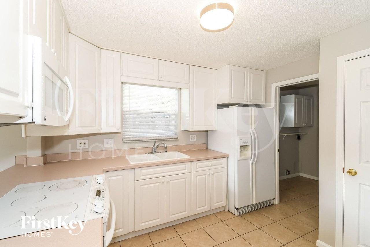 8102 Birds Foot Ln - Photo 5 of 15