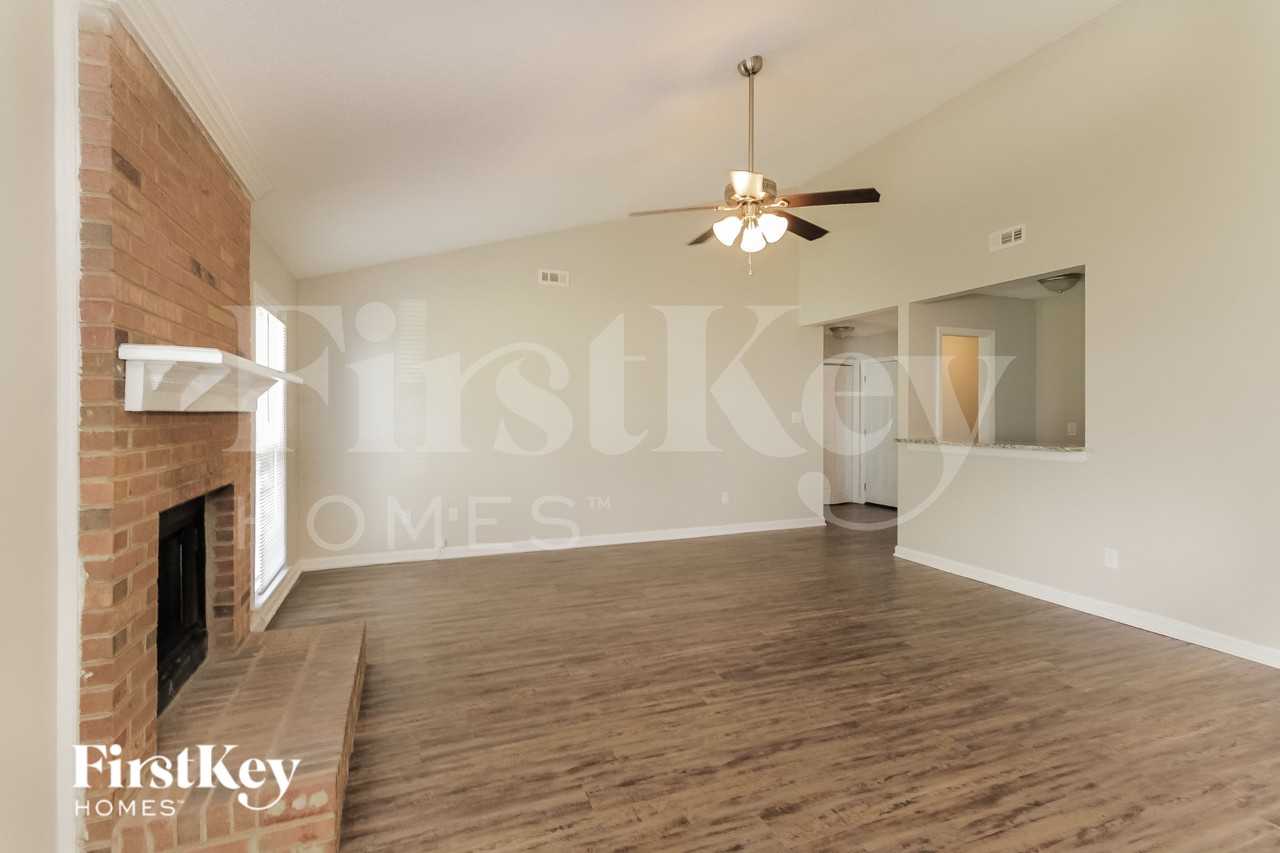 8020 Glencannon Dr - Photo 5 of 15