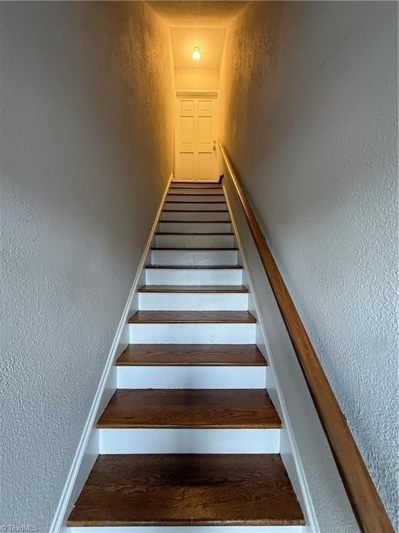 1422 Glade St - Photo 3 of 16