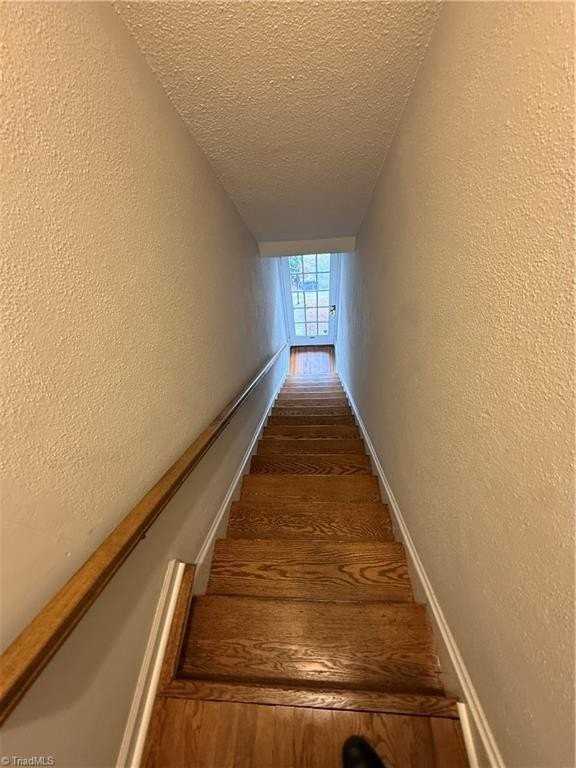 1422 Glade St - Photo 4 of 16