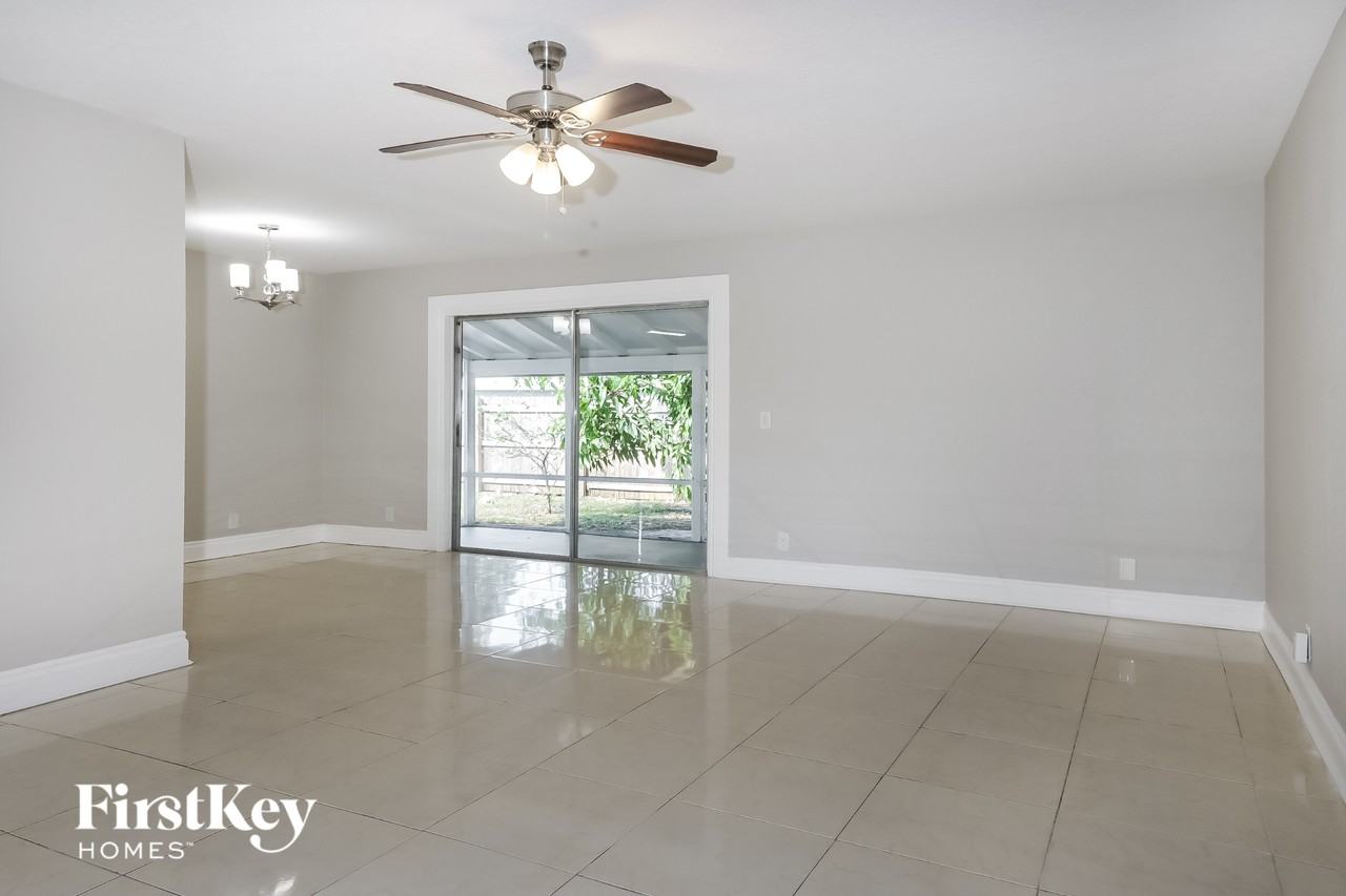 401 Superior Pl - Photo 4 of 15