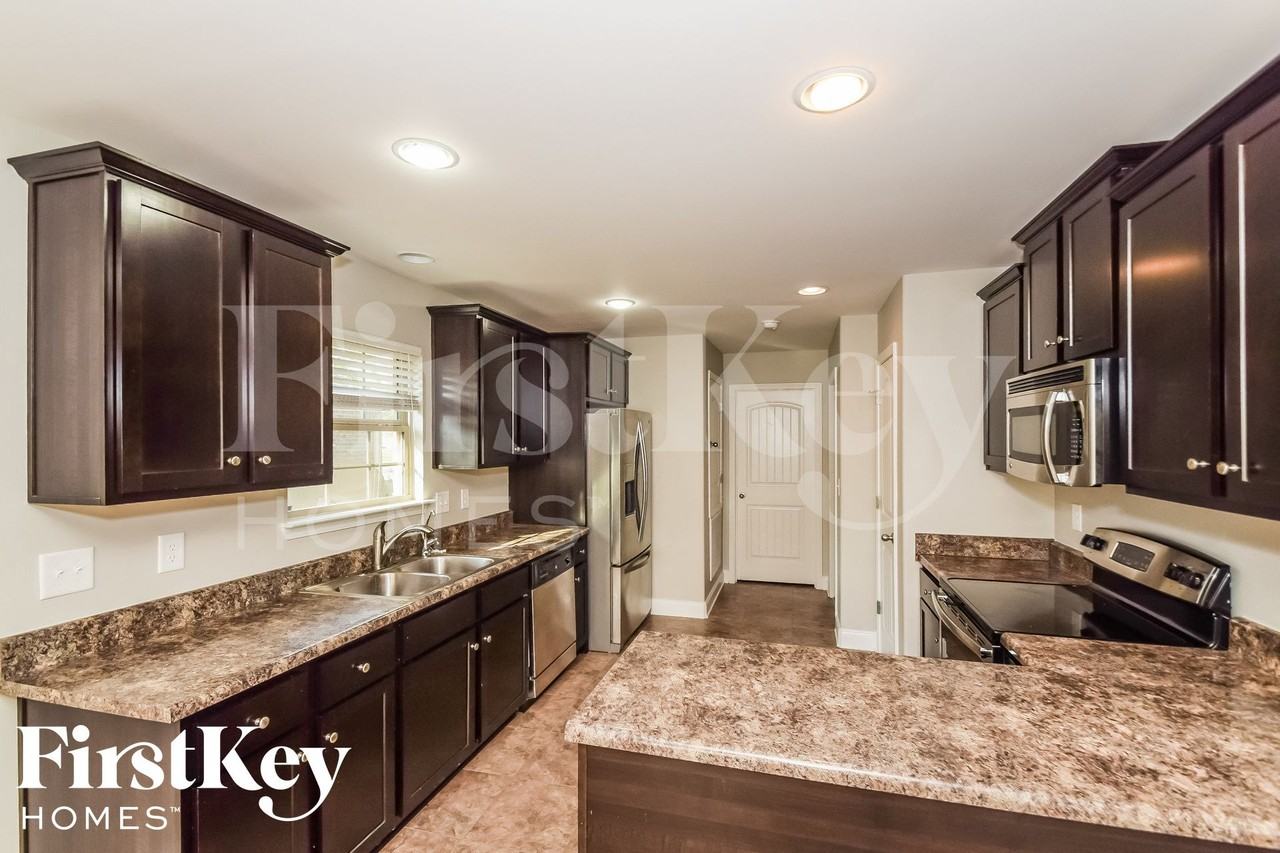 369 Vincent St - Photo 2 of 15