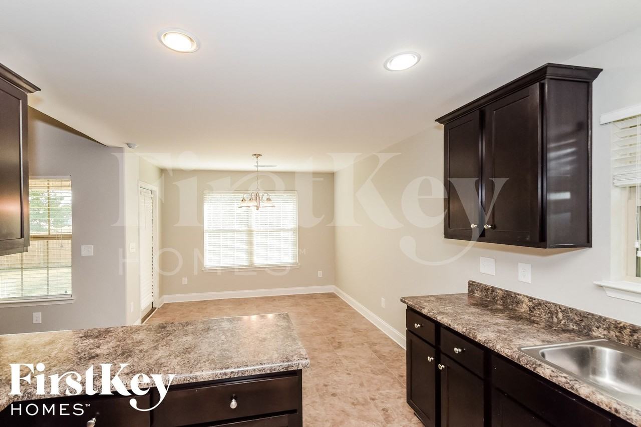 369 Vincent St - Photo 3 of 15