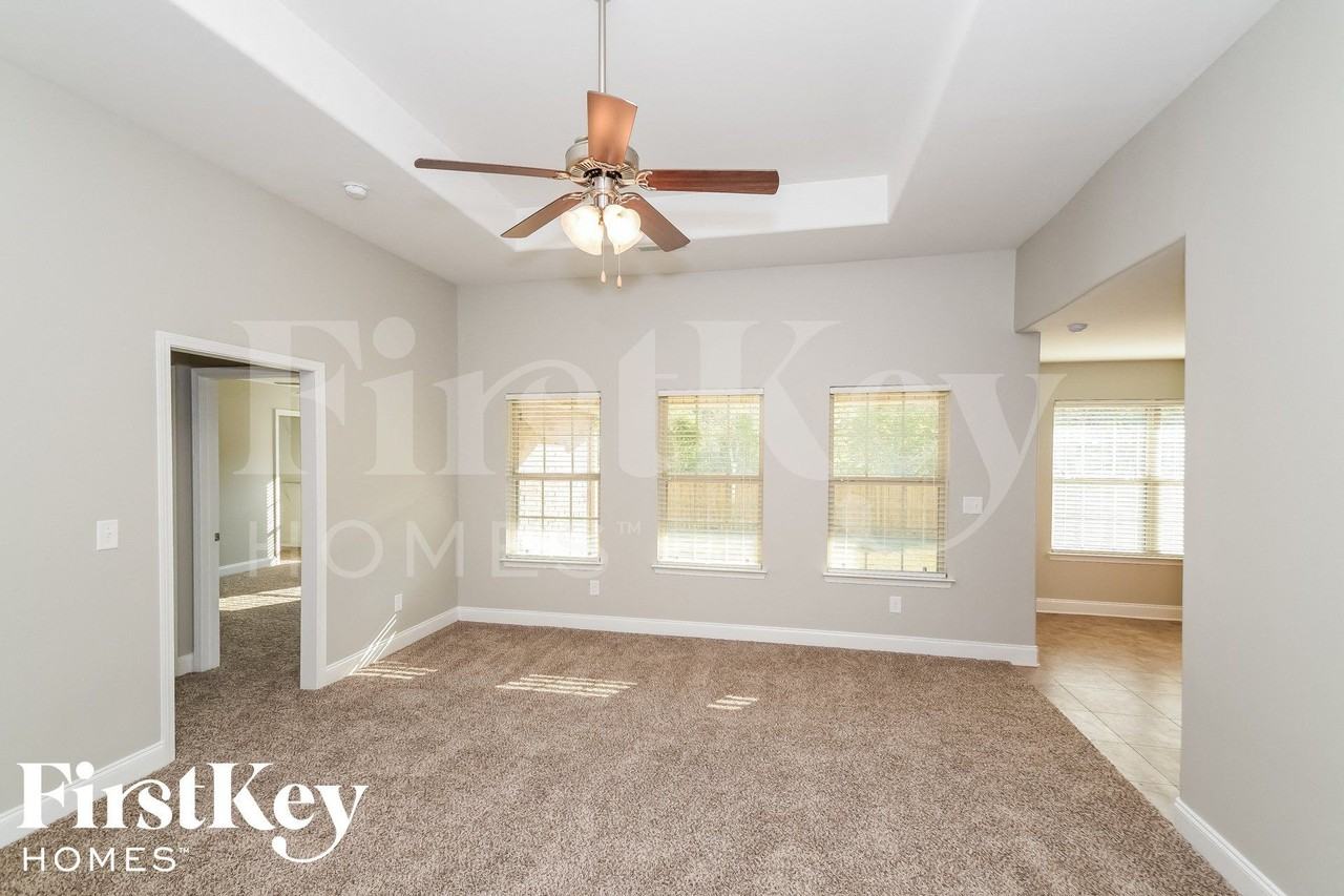 369 Vincent St - Photo 4 of 15