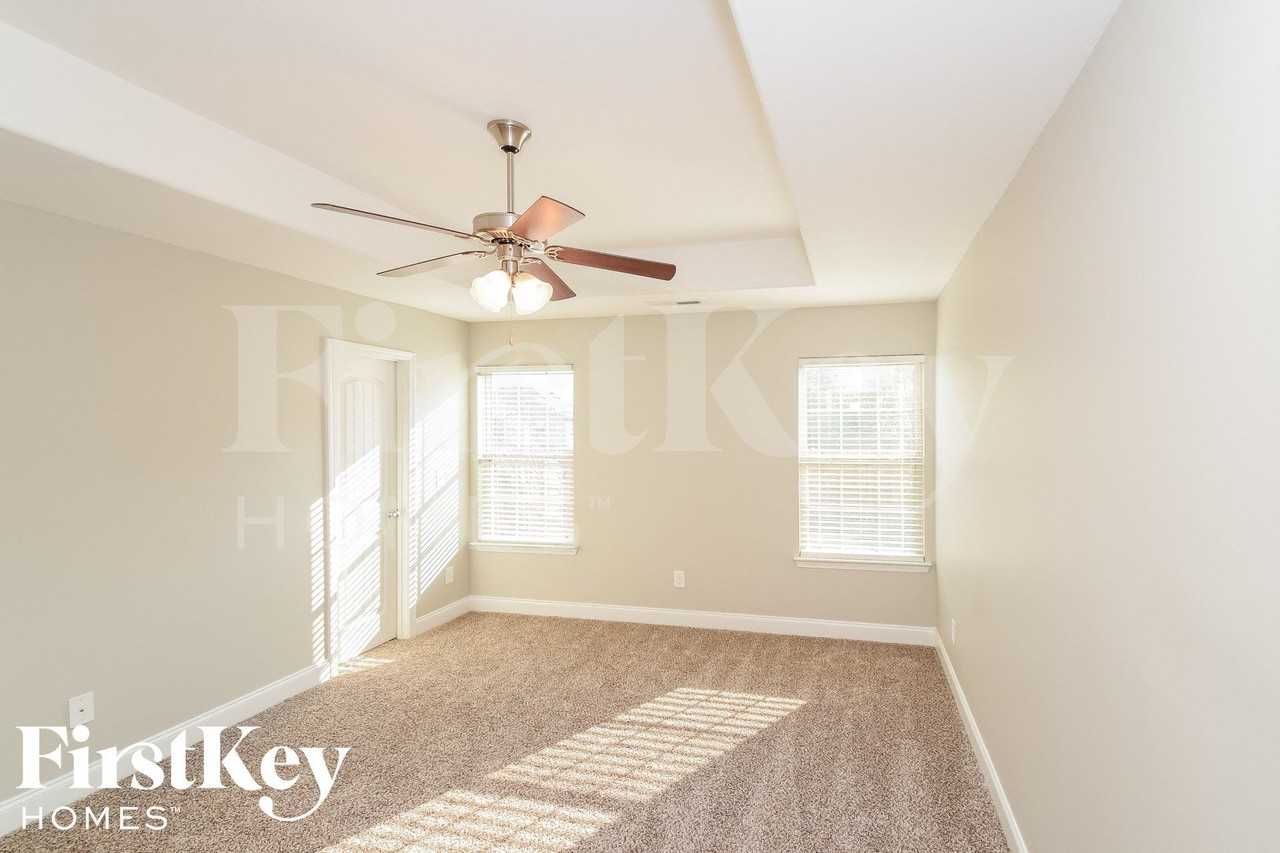 369 Vincent St - Photo 5 of 15