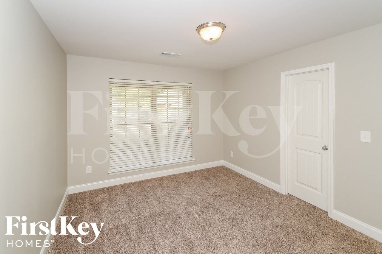 369 Vincent St - Photo 7 of 15