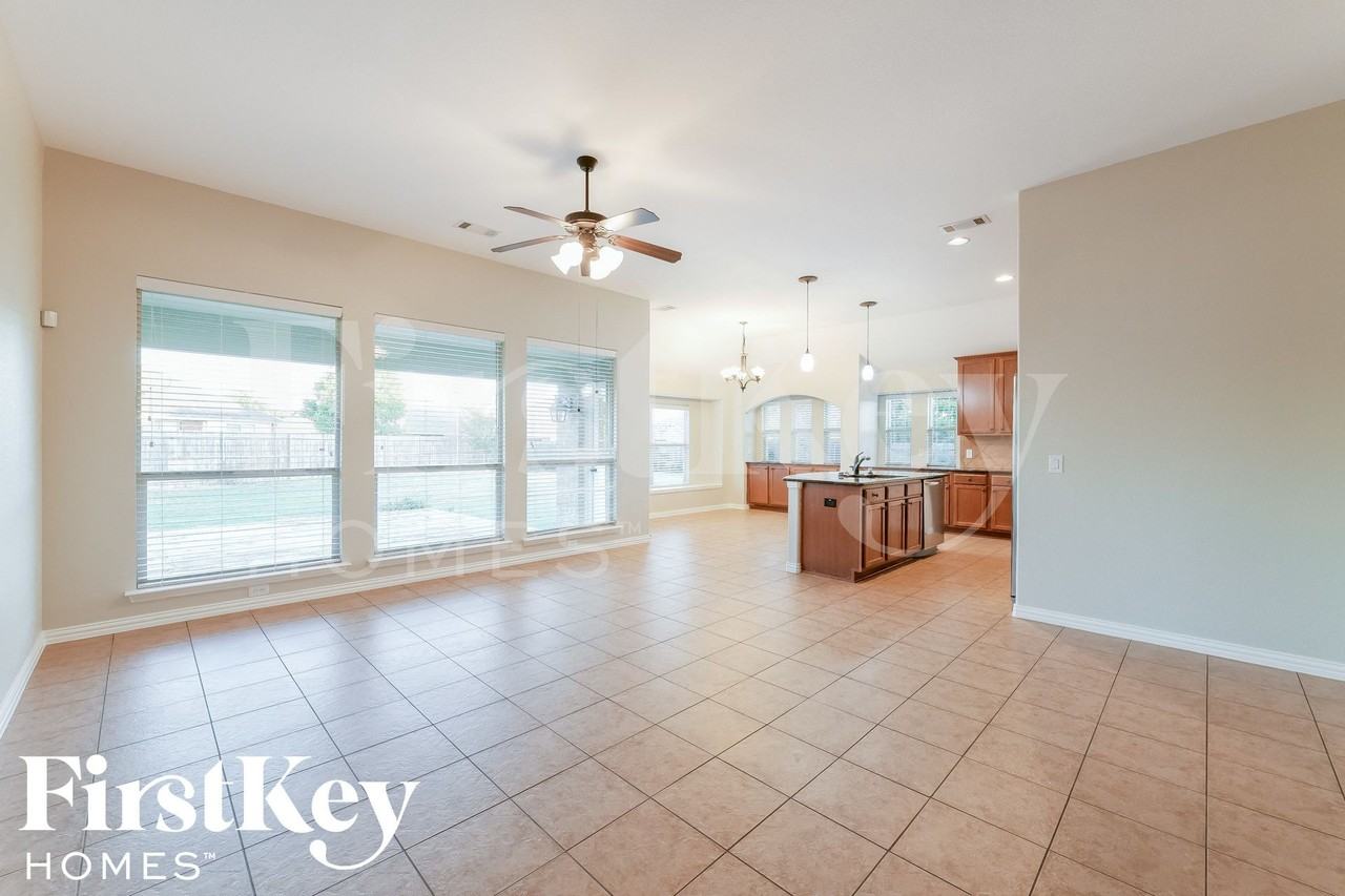 3601 Royal Ct - Photo 4 of 15