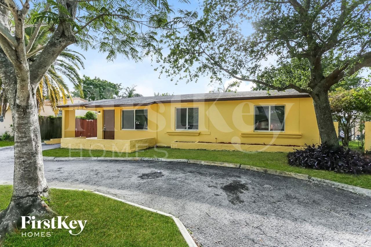 2230 Sw 47th Ave - Photo 2 of 15