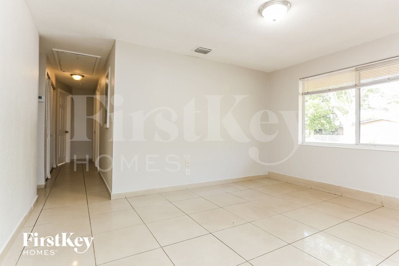 2230 Sw 47th Ave - Photo 3 of 15