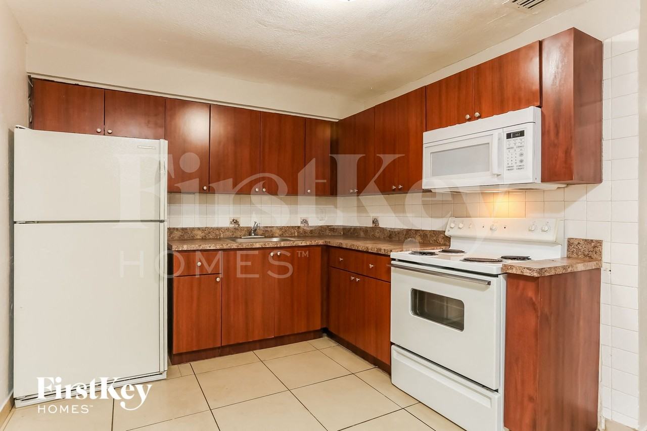 2230 Sw 47th Ave - Photo 5 of 15