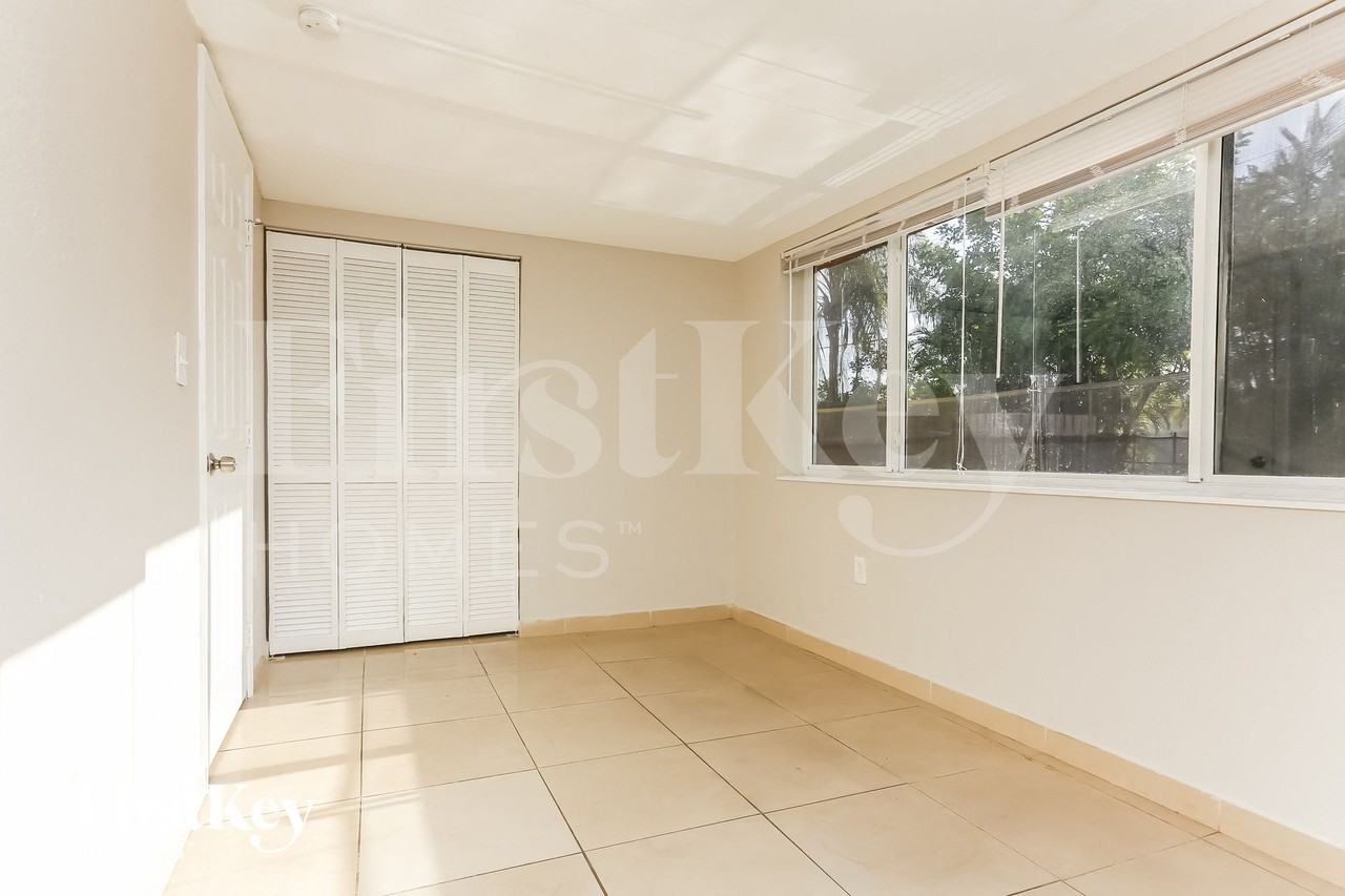 2230 Sw 47th Ave - Photo 6 of 15